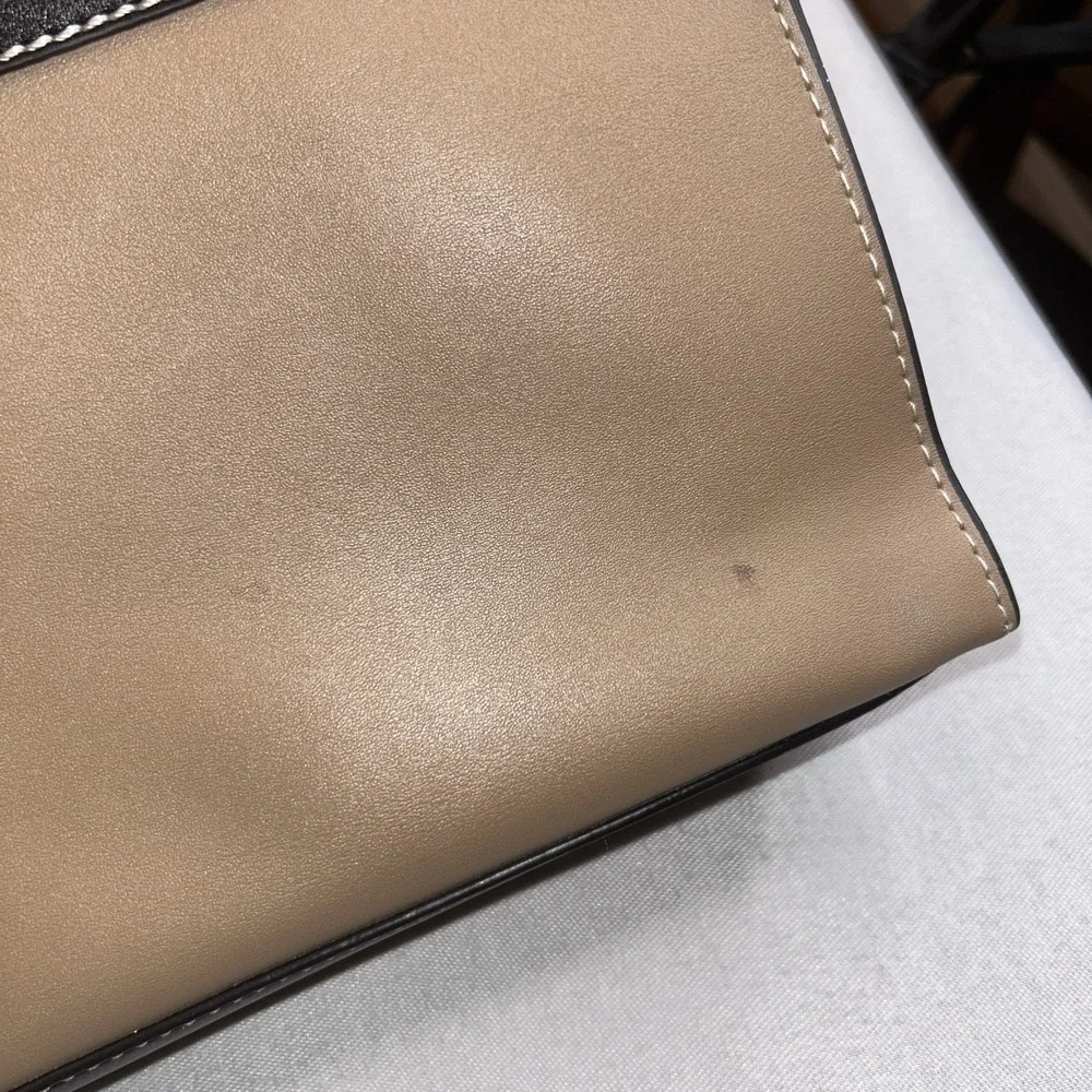 London Fog Handbag with crossbody strap good condition Black Tan‎